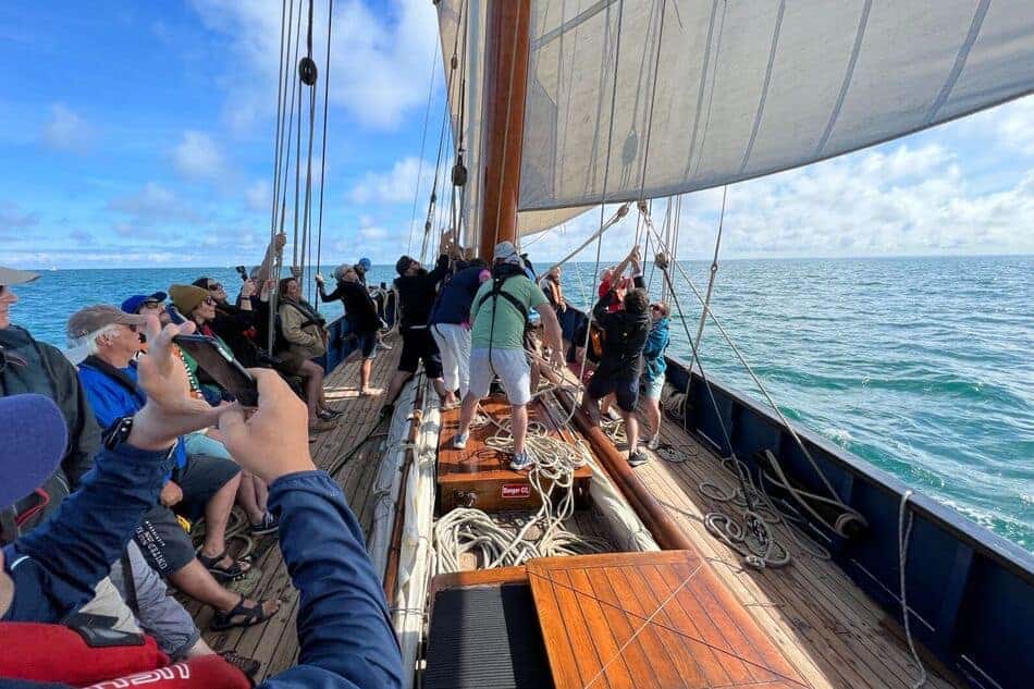 Passagers à bord de la Bisquine La Cancalaise participant aux manoeuvres