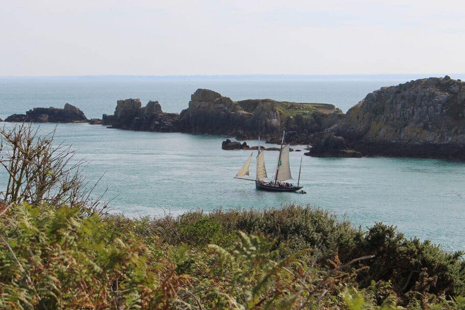 La bisquine La Cancalaise navigant aux abords de l'île des Landes