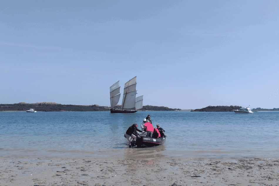 Passagers débarquant de la Cancalaise sur l'île principale de Chausey